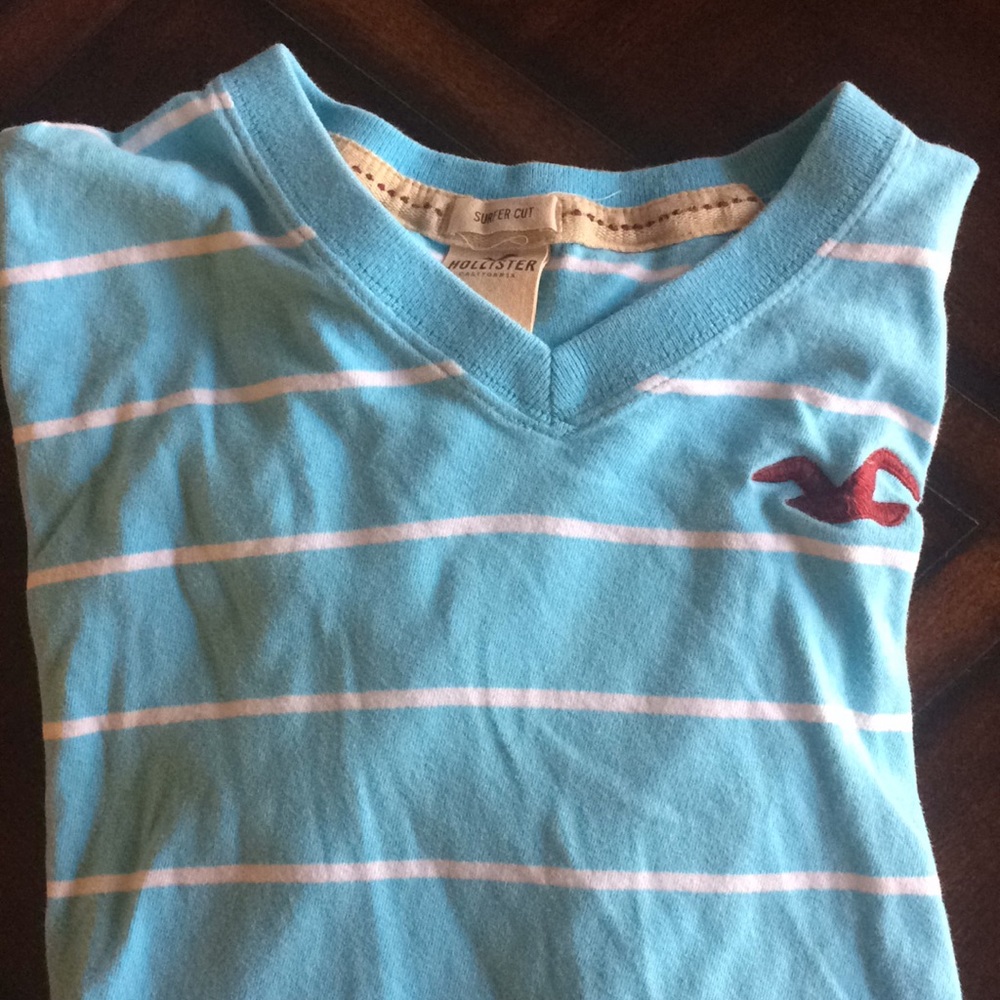 hollister v neck tee shirt